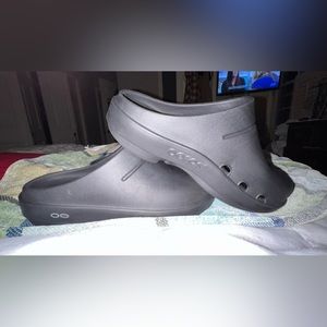 Oofos clog style shoes